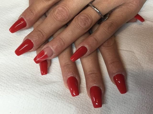 unghie gel rosse