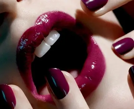 unghie gel colore bordeaux